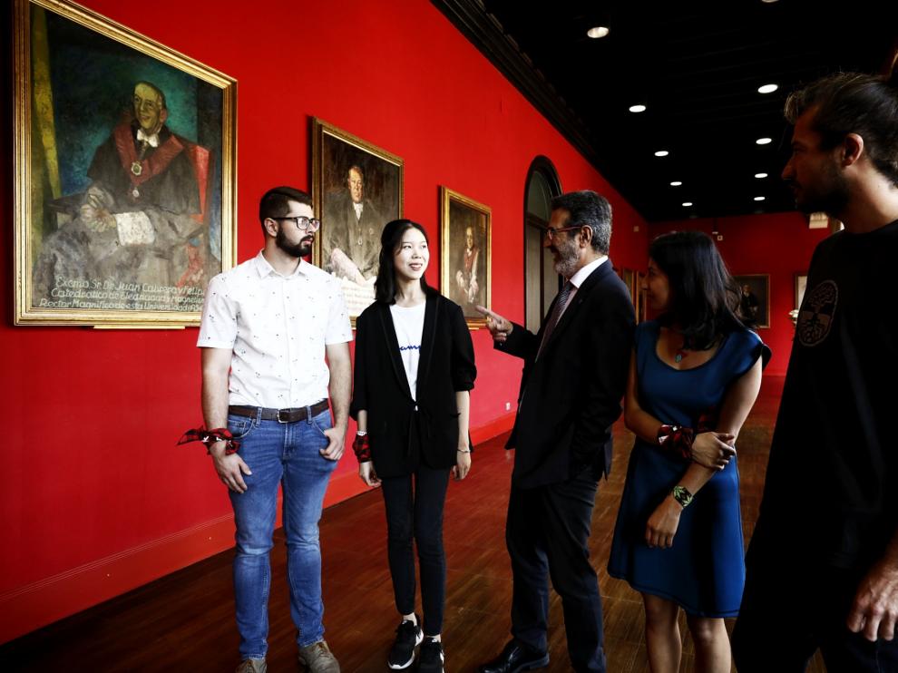 El vicerrector Francisco Beltrán, con cuatro alumnos extranjeros, en el Aula Magna del Paraninfo.