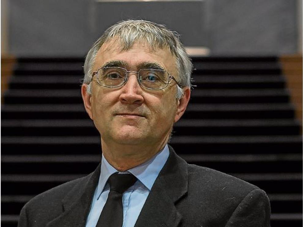 Elías Campo, el investigador aragonés, en una foto de archivo en el Paraninfo ante la escultura de Santiago Ramón y Cajal