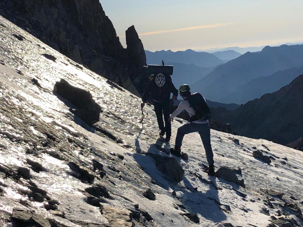 La fuerte pendiente del glaciar, que en esta época es puro hielo, lo hace muy peligroso.