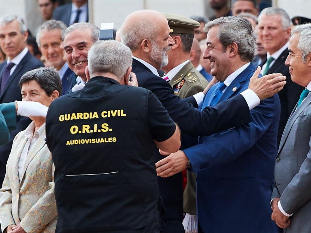 El director general de la Guardia Civil, Félix Vicente Azón, saluda al fiscal jefe de la Audiencia Nacional, Javier Zaragoza, durante los actos de celebración del día de la patrona del cuerpo en la comandancia de Sant Andreu de la Barca (Barcelona).