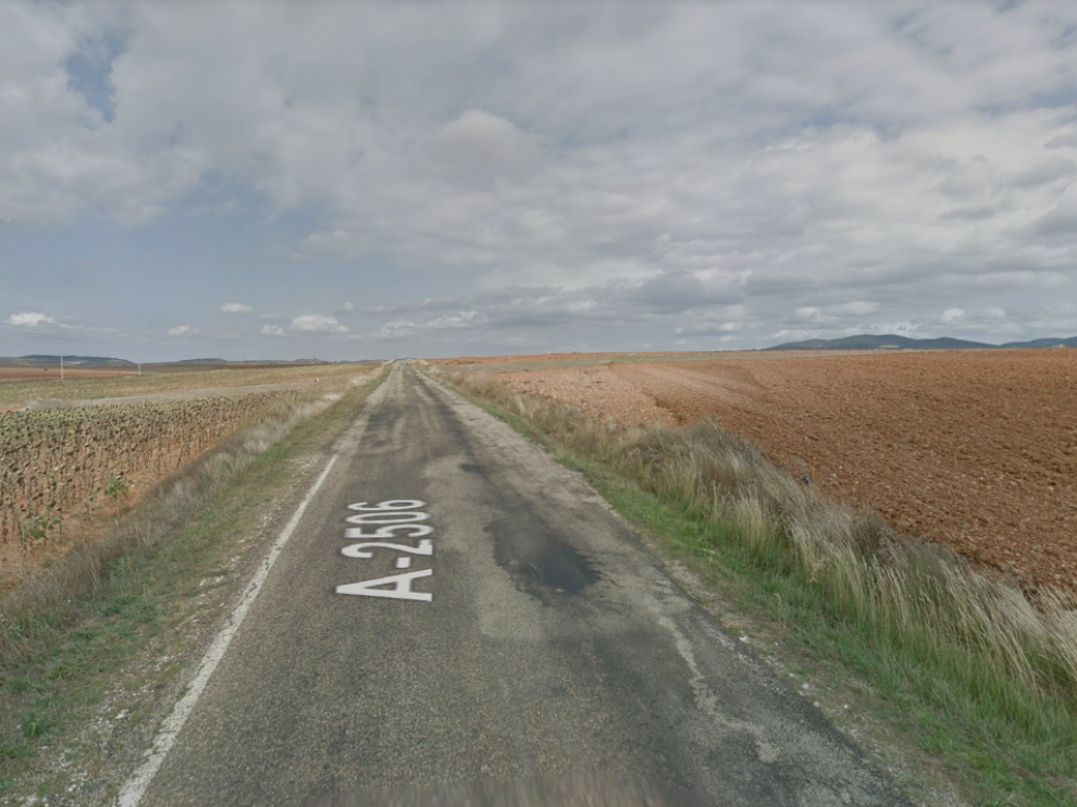 La carretera A-2506 entre los municipios de Used y Cubel.