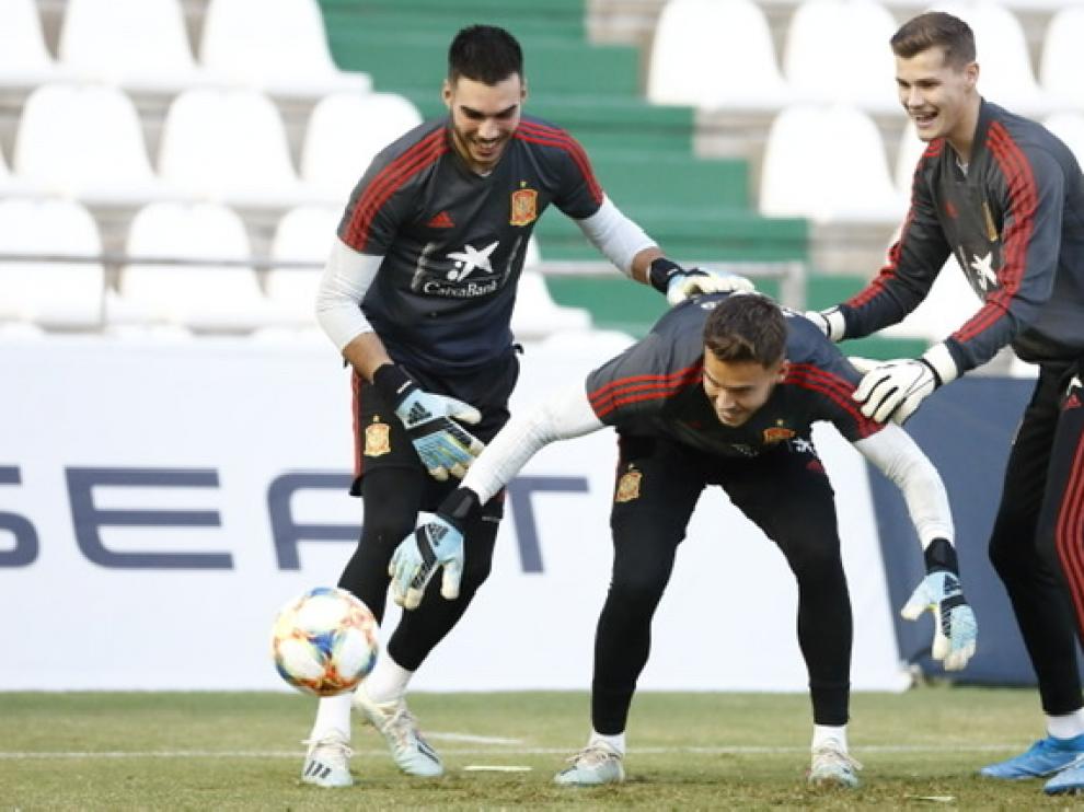 Álvaro, en el centro de la imagen, con sus compañeros de puesto.