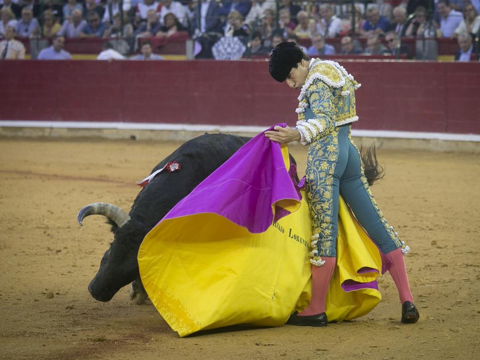 Álvaro Lorenzo, toreando de capa.