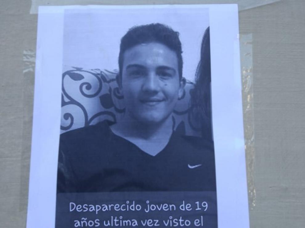 Cartel colocado en el centro de Zaragoza por la familia del joven desaparecido.