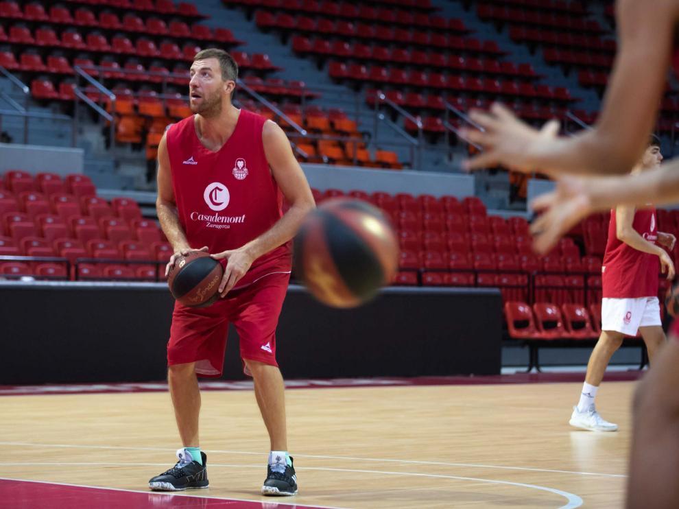 Fran Vázquez se dispone a lanzar a canasta durante un entrenamiento.