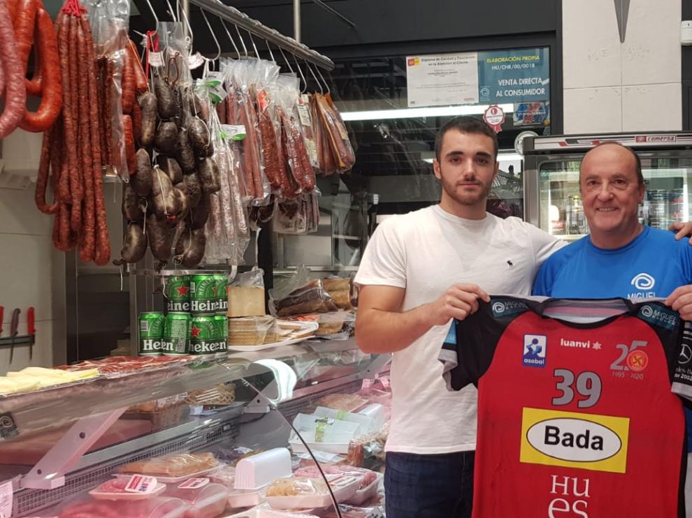 Asier Nieto, con Miguel Escuer en la carnicería de este último.