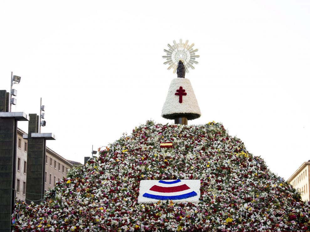 La Virgen del Pilar con el manto de flores de color blanco el día de la Ofrenda de 2017