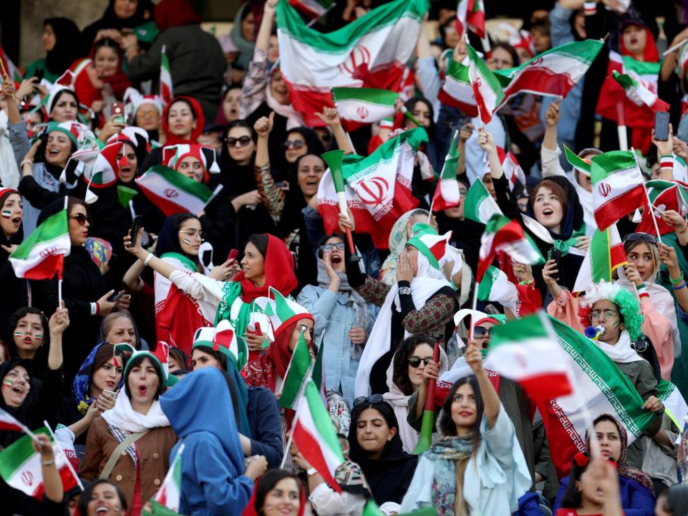 Las mujeres asisten por primera vez desde 1979 a un partido de fútbol en Teherán