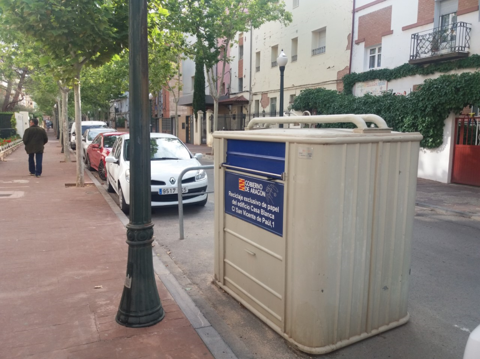 Contenedor para la recogida de papel y cartón en una calle del Ensanche de Teruel.