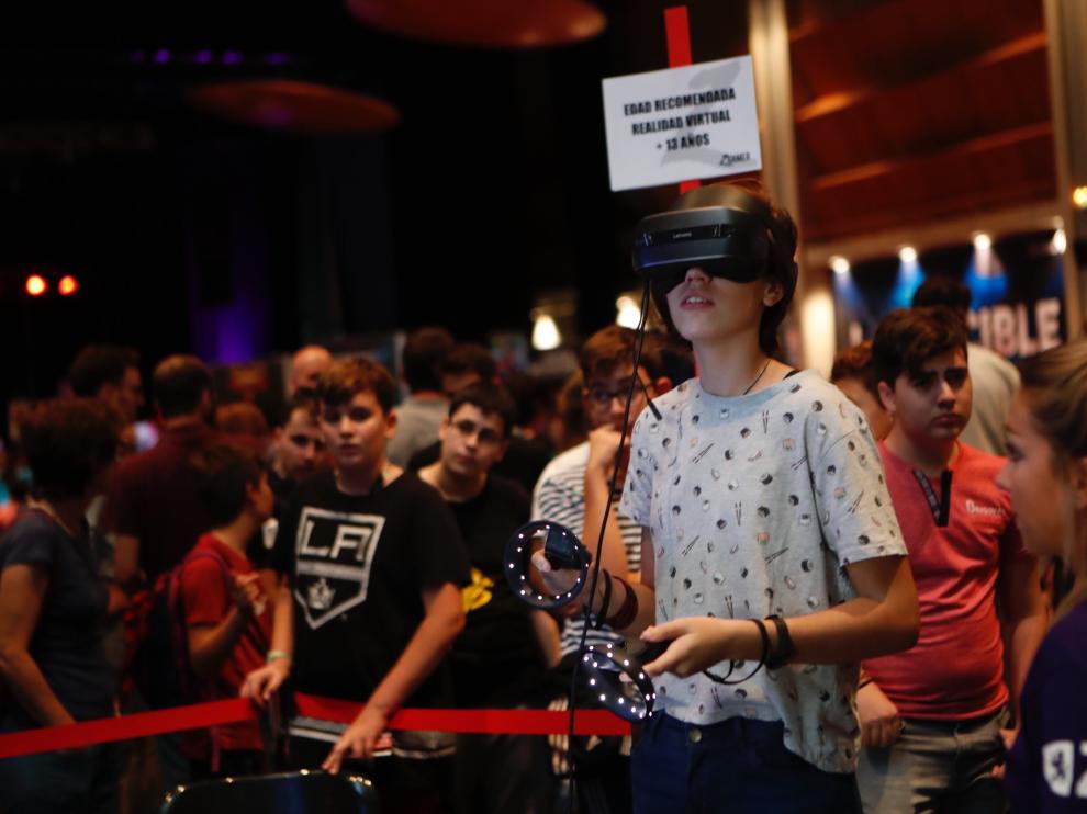 Adolescentes en el Pilar Joven en fiestas, en la cita con los videojuegos en la Multiusos.