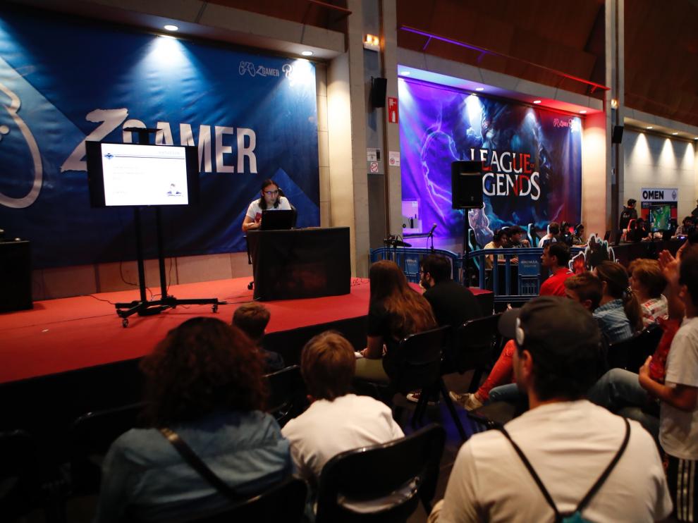 Adolescentes en el Pilar Joven en fiestas, en la cita con los videojuegos en la Multiusos.
