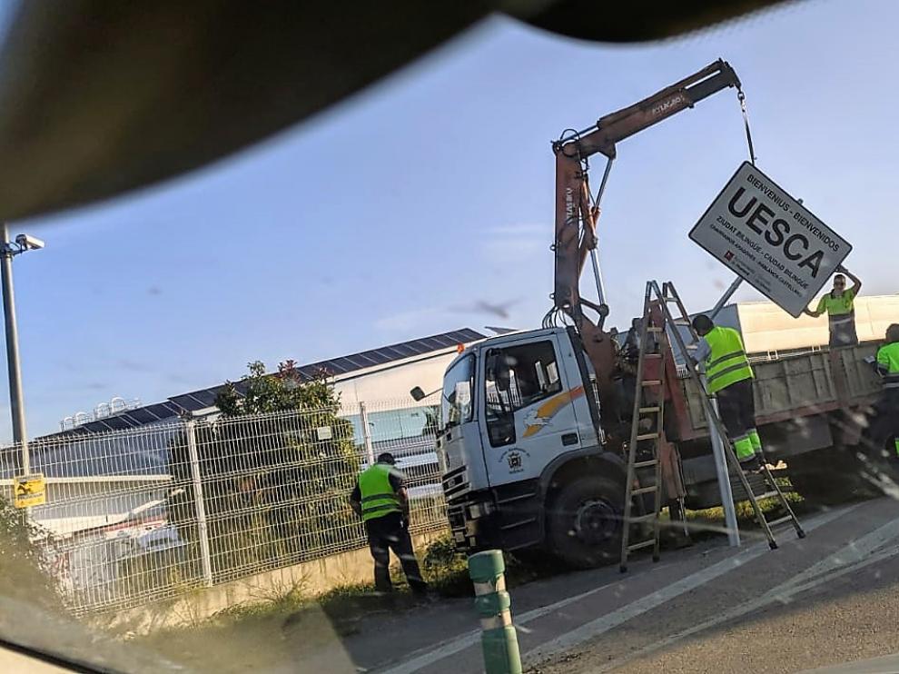Retirada de los carteles al día siguiente de aprobarse la moción.