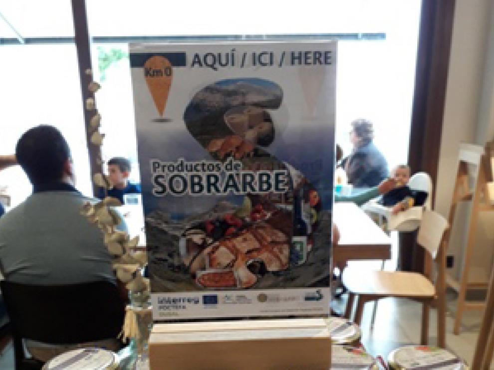 Los comercios agrupan los productos y los distinguen con el cartel