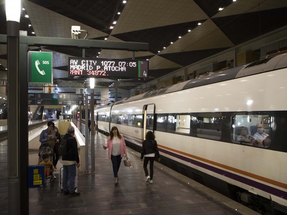 El tren AV City de las 7.05, el pasado viernes en la estación Delicias, que iba casi lleno con 270 pasajeros.
