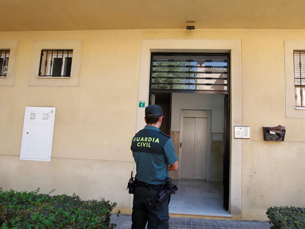 Un guardia civil vigila la vivienda de la detenida