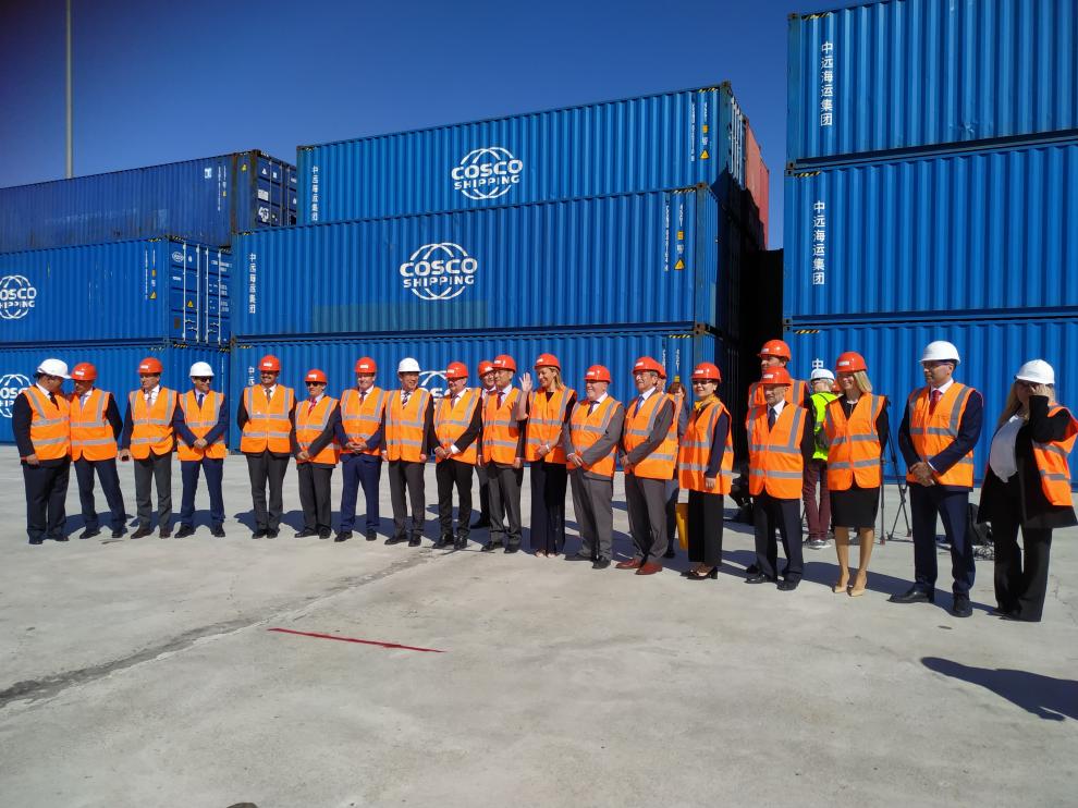 Visita a la terminal con el presidente aragonés, Javier Lambán, el embajador de China en España y los responsables de la compañía.