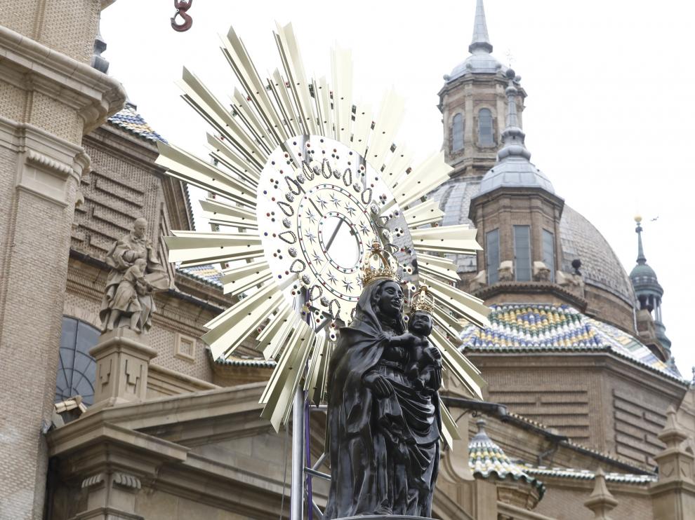 La imagen de la Virgen del Pilar ya corona la estructura de la plaza, a la espera de que este sábado tenga lugar la tradicional y multitudinaria Ofrenda de Flores.