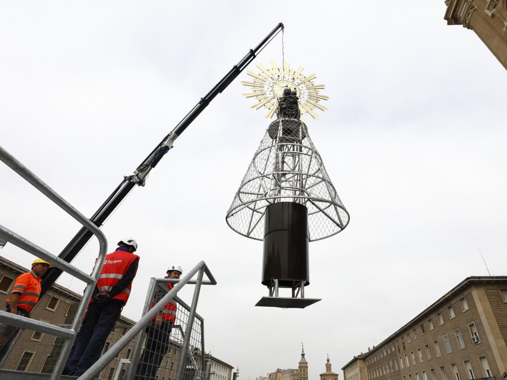La imagen de la Virgen del Pilar ya corona la estructura de la plaza, a la espera de que este sábado tenga lugar la tradicional y multitudinaria Ofrenda de Flores.