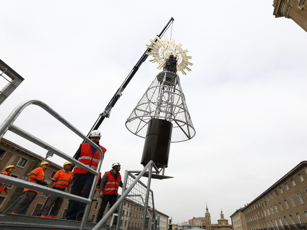 La imagen de la Virgen del Pilar ya corona la estructura de la plaza, a la espera de que este sábado tenga lugar la tradicional y multitudinaria Ofrenda de Flores.