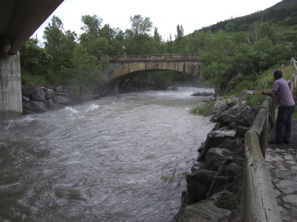 Crecida del río Aragón por el deshielo cerca de Jaca.