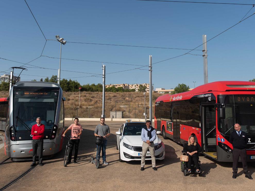 De izquierda a derecha, Ignacio Domeque, Javier Tello, Guillermo Royo, José Luis González, Miriam Herrero y Vicente del Real, en las cocheras del tranvía.