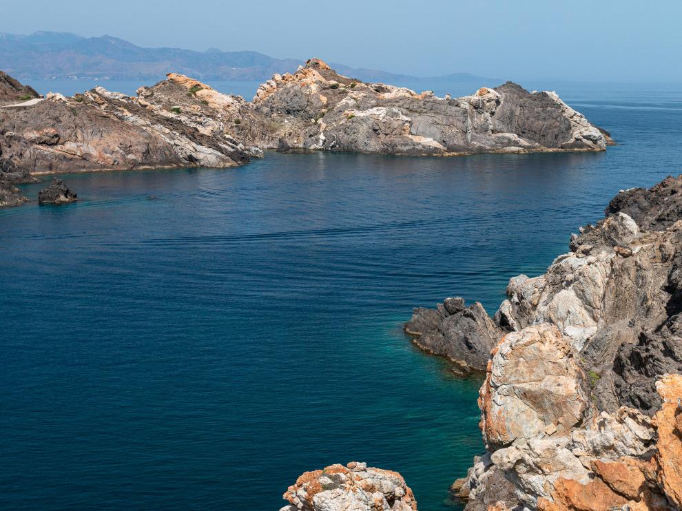 Punta Blanca y la bahía de Culip, el Pirineo y el Mediterráneo.