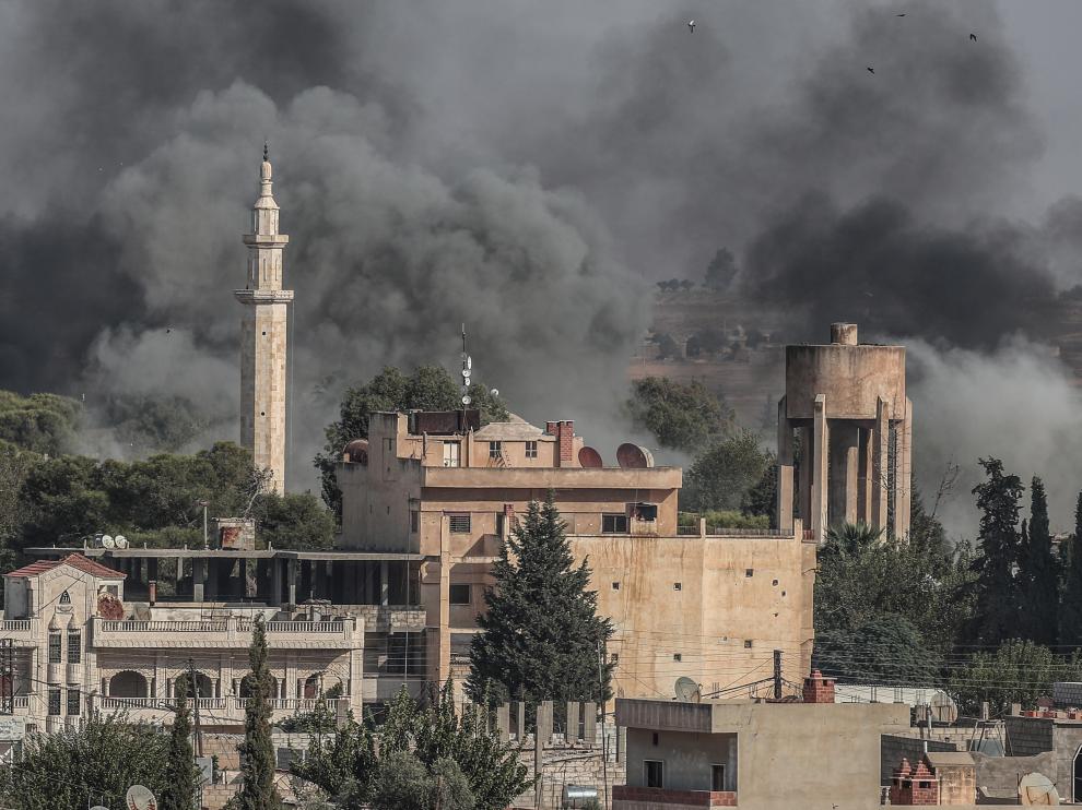 Imagen de varias columnas de humo tras los bombardeos turcos sobre territorio sirio, este jueves en Sanliurfa (Turquía).