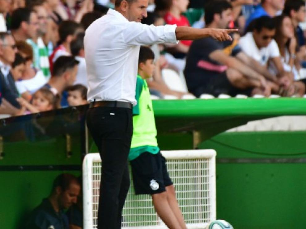 Iván Ania, entrenador racinguista, durante un partido.