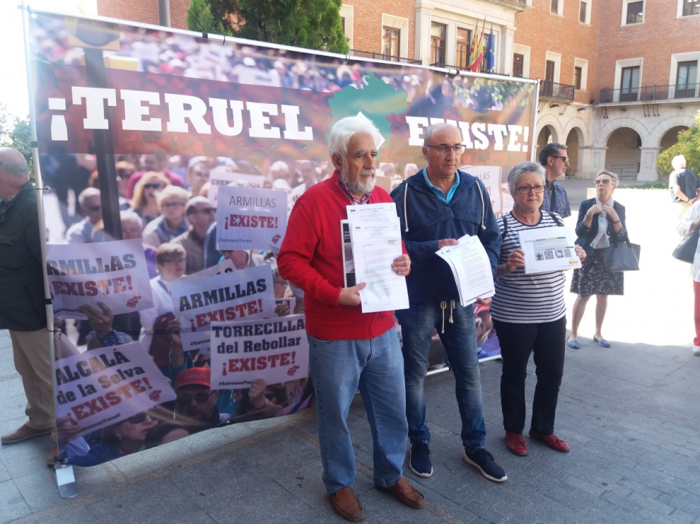 Miembros de Teruel Existe muestran los documentos que acreditan que los estudios informativos del corredor Cantábrico-Mediterráneo ya se redactaron.