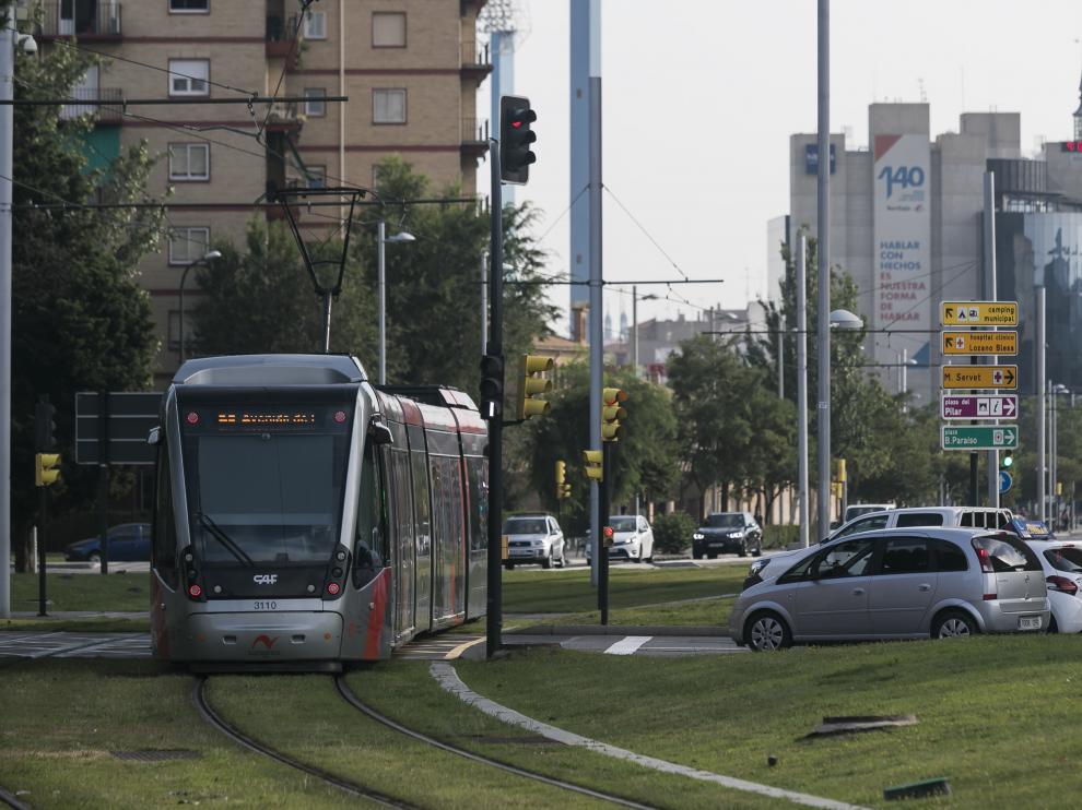 El tranvía de Zaragoza, a su paso por la rotonda de Toulouse.