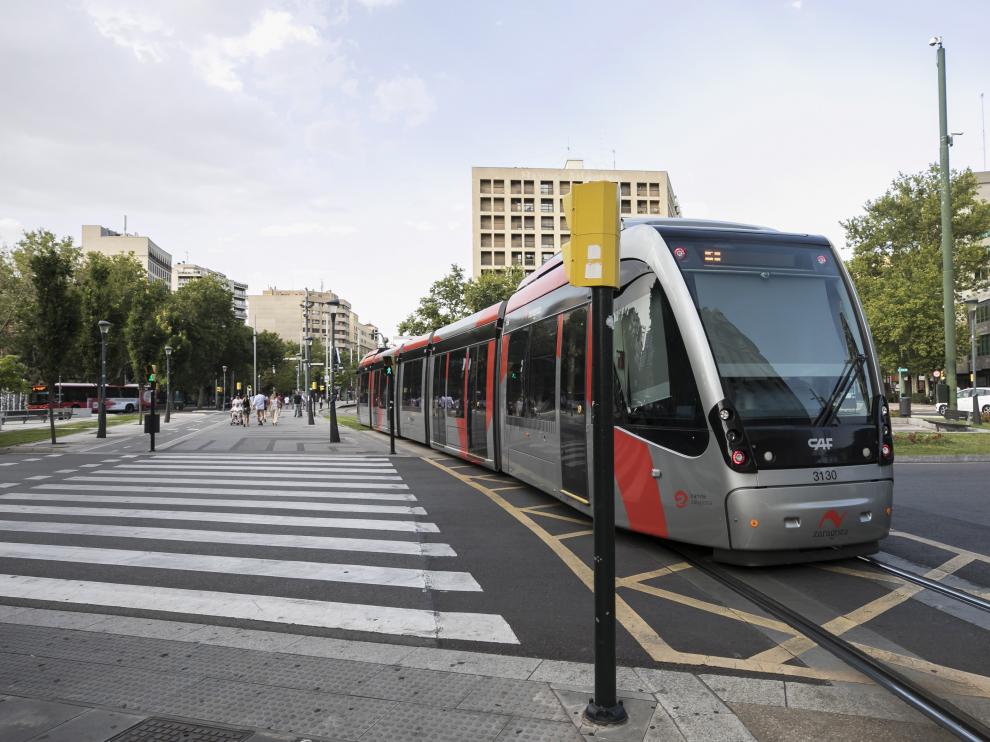 Un Urbos 3 atraviesa la plaza de Paraíso.