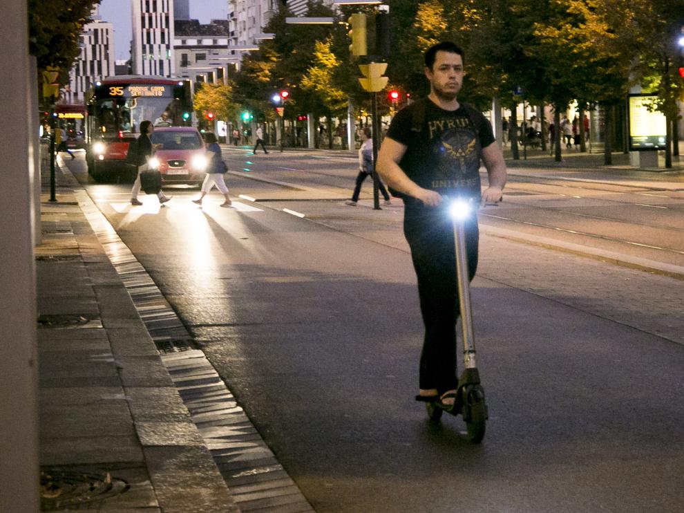 Un usuario de patinete, por el paseo de la Independencia.