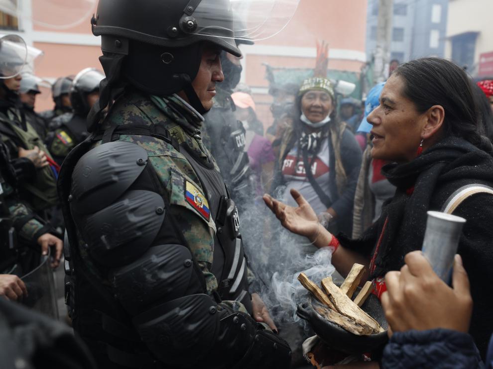 Una mujer se dirige a un uniformado durante las últimas protestas