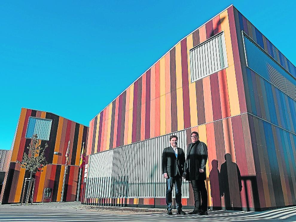 Jaime y Francisco Javier, ante el colegio de Arcosur.