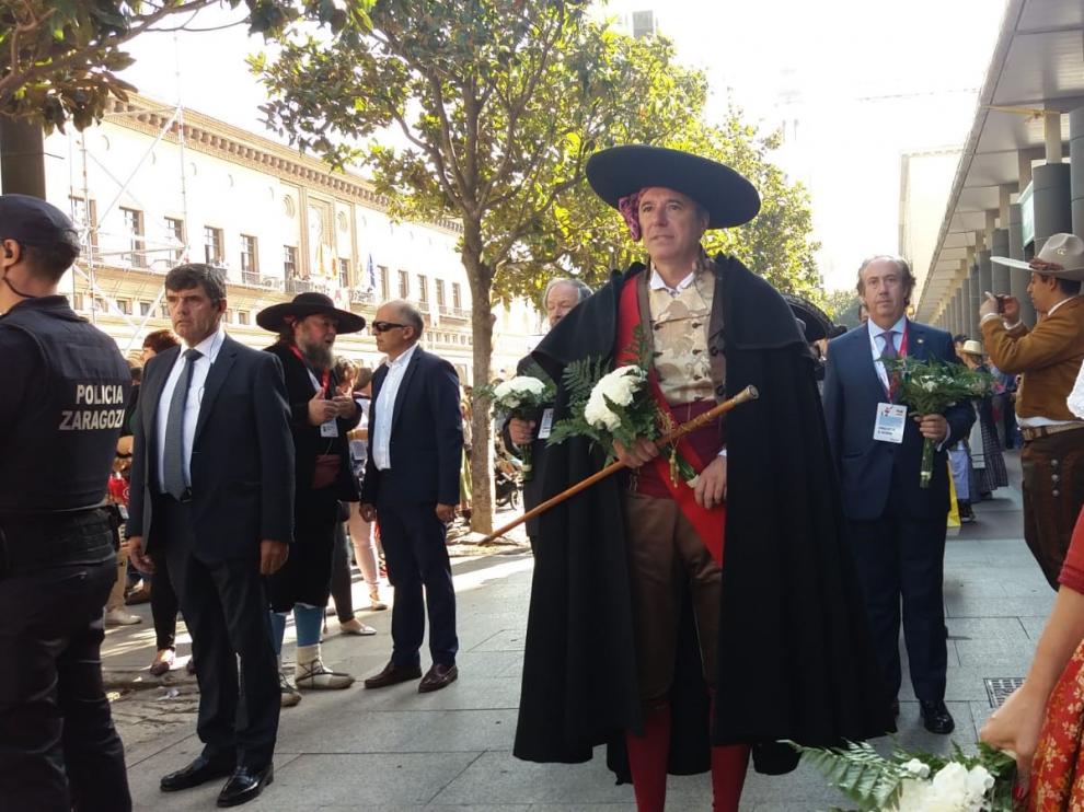 Jorge Azcón, alcalde de Zaragoza, participando en la Ofrenda de Flores a la Virgen del Pilar