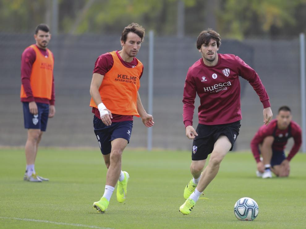Pedro Mosquera disputa un balón a Eugeni durante el entrenamiento de este sábado.
