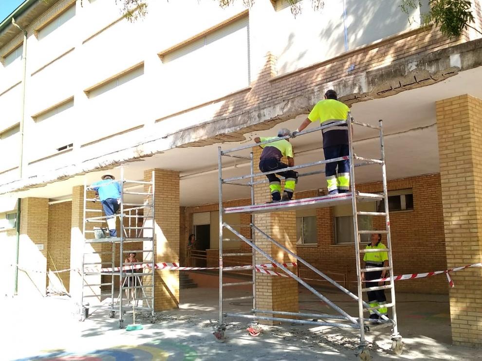 Obras de mantenimiento en uno de los colegios de Huesca.
