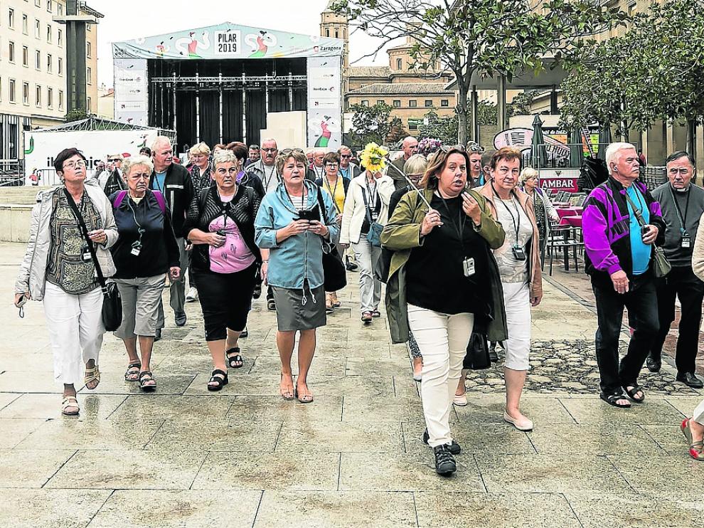 Un grupo de turistas durante las fiestas del Pilar.