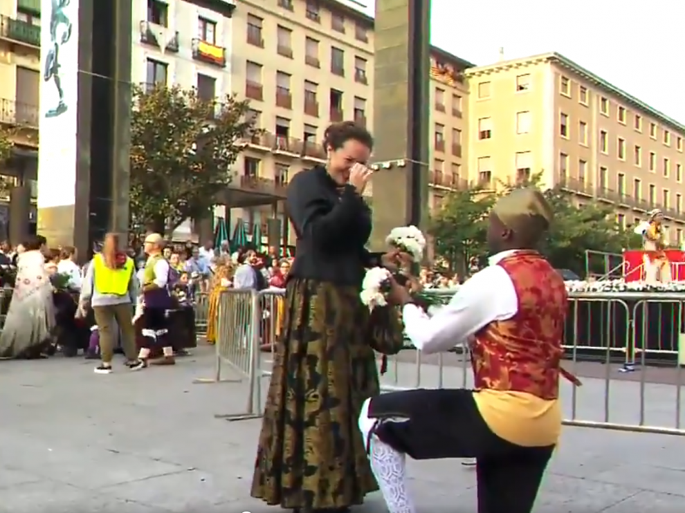 Un joven pide la mano de su novia bajo los pies de la Virgen del Pilar