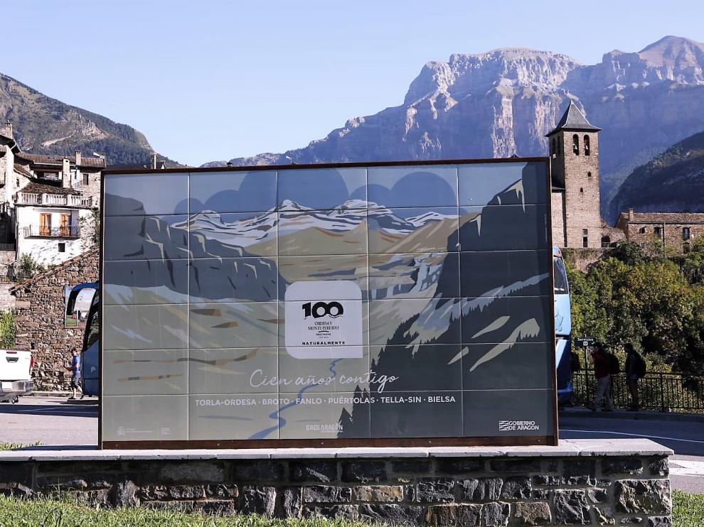 Uno de los murales colocados en las entradas al Parque de Ordesa con motivo de su centenario