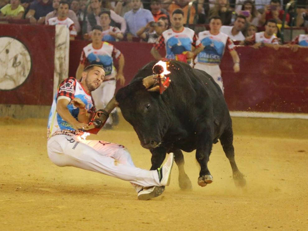 Cogida de Aguilucho en el concurso de recortes del toro de fuego en la Misericordia