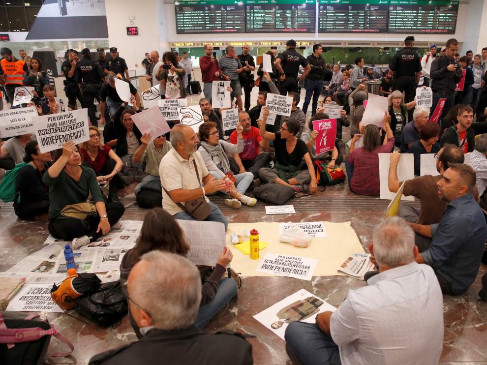 Concentración de independentistas en el vestíbulo de la estación de Sants.