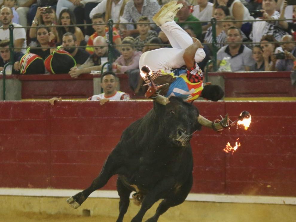 Espectacular salto con tirabuzón de Pakito Murillo al toro de la final.