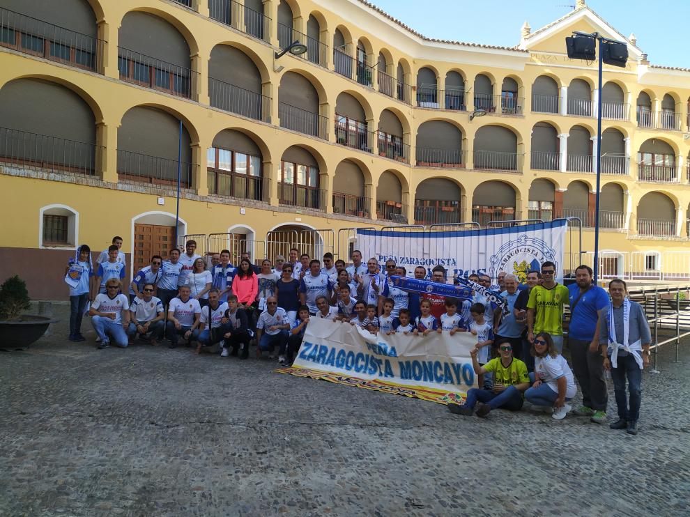 Miembros de ambas peñas posan en la plaza de Toros Vieja de Tarazona antes de su viaje conjunto a Soria.