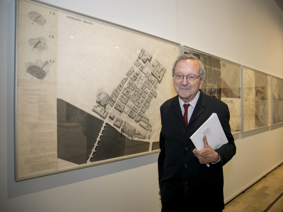 El arquitecto navarro Rafael Moneo, ante uno de sus proyectos que forman parte de la exposición