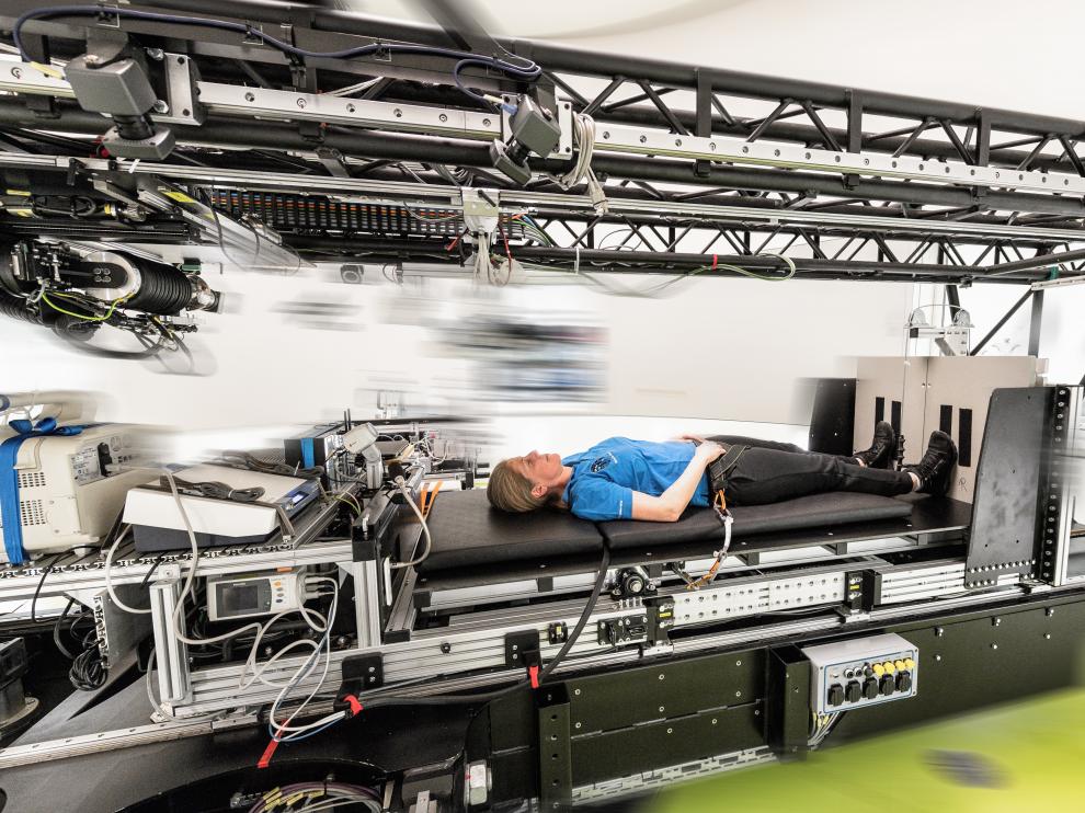 En la centrifugadora humana, los voluntarios experimentan la gravedad artificial.