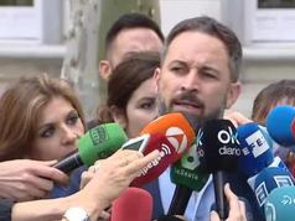 El presidente de Vox, Santiago Abascal, ha comparecido en los medios tras la sentencia del Tribunal Supremo, declarando que el Gobierno de Cataluña está defendiendo a terroristas. Además, ha acusado a PP y PSOE de esconderse y no afrontar el desafío separatista.