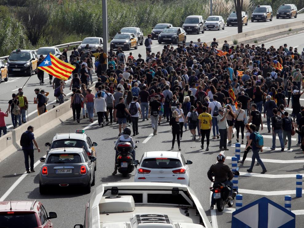 Protesta contra la sentencia del Supremo en los accesos al aeropuerto de Barcelona.