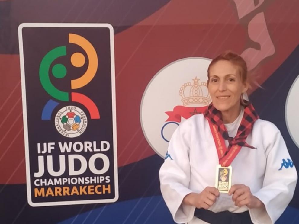 Ana Belén Fernández posa con la medalla de oro conquistada en Marrakech.