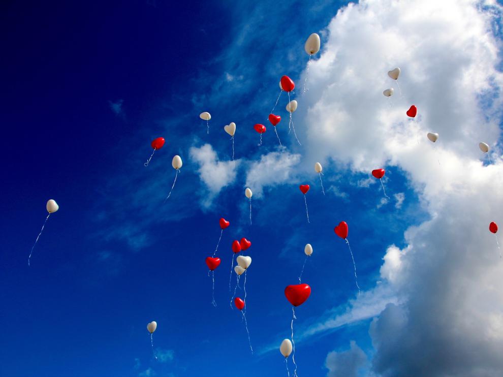 Globos lanzados al aire tras una boda.